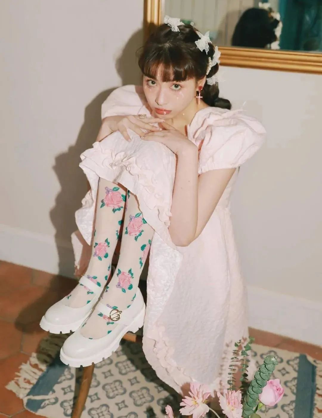 穿裙子要搭配什么鞋子才好看呢,红色上衣黑色裙子配什么鞋子好看