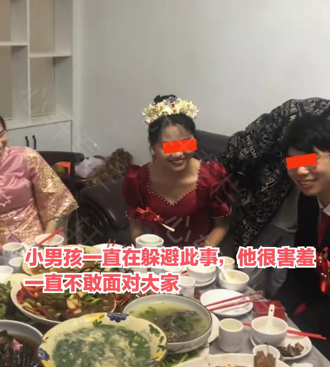 江苏宿迁，男子婚礼堂席，小男孩无奈被恶搞，新娘脸红了