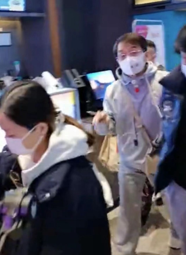 成龙宣传电影腰伤,成龙腰伤复发走路图片