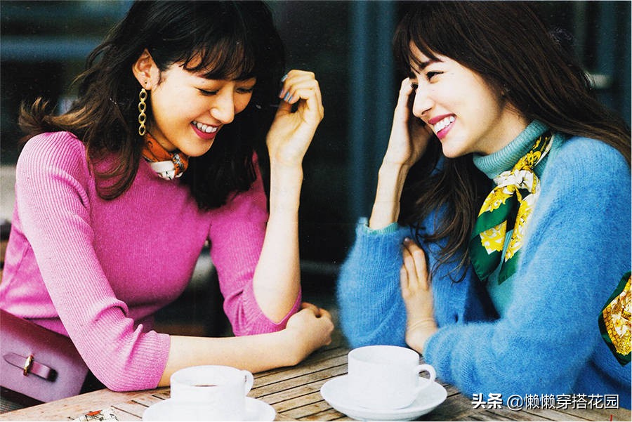 衬衣搭丝巾怎么穿出高级感,大丝巾搭配毛衣的方法穿出高级感