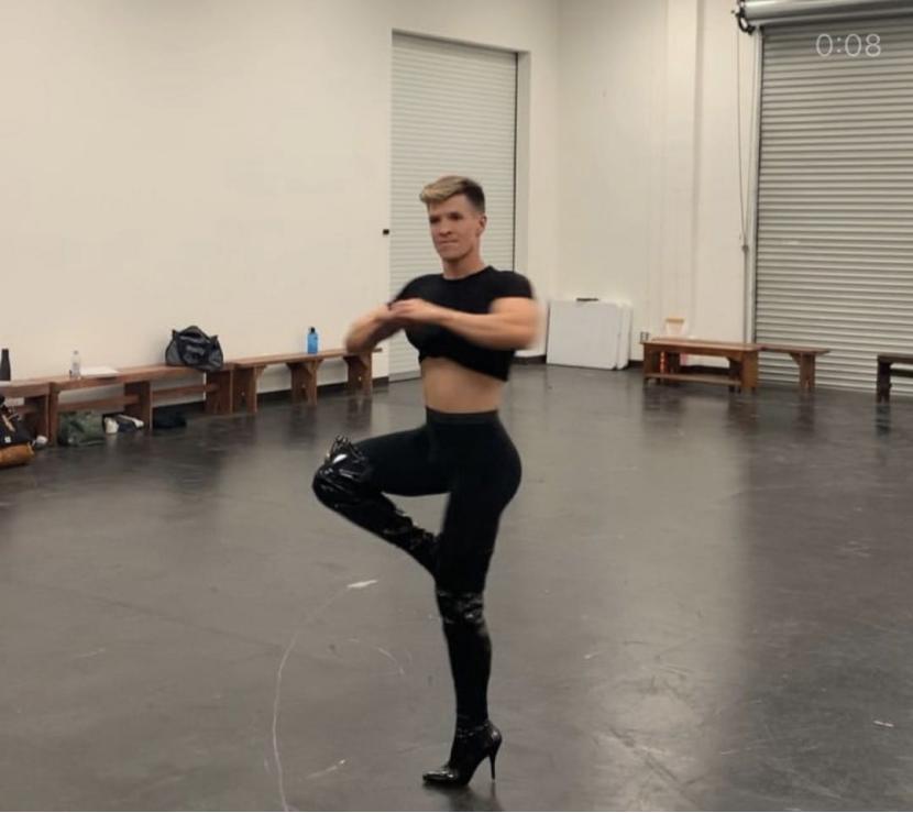 是辣眼还是个性？女性内衣品牌请肌肉男当模特，网友直呼：毁三观