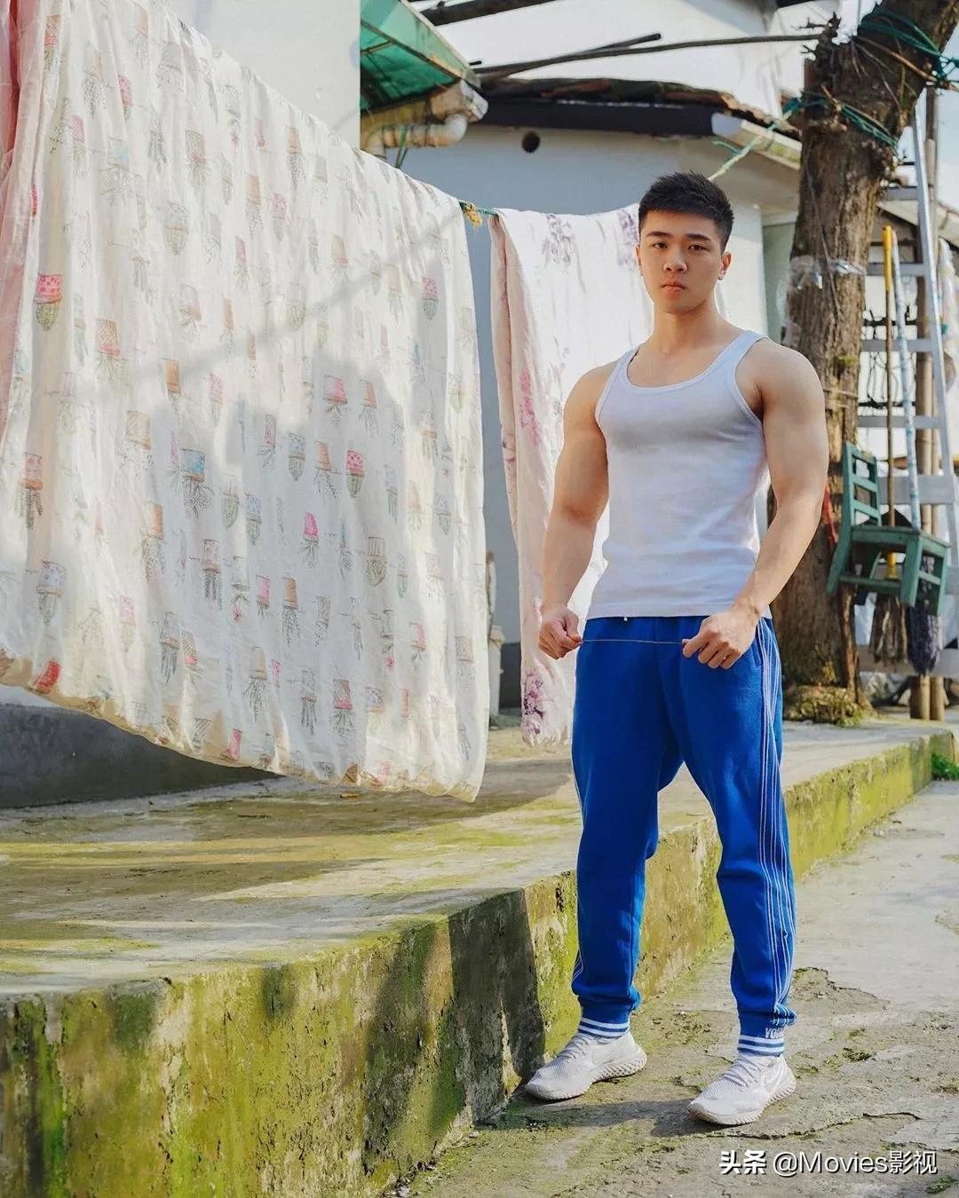 穿短裤比汪小菲还好看！奶凶腱子肉小狼狗，浴室照疯狂撩粉！