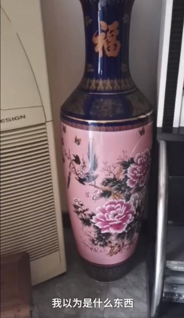 男子藏私房钱藏满花瓶,男子私房钱藏花瓶里被妻子发现