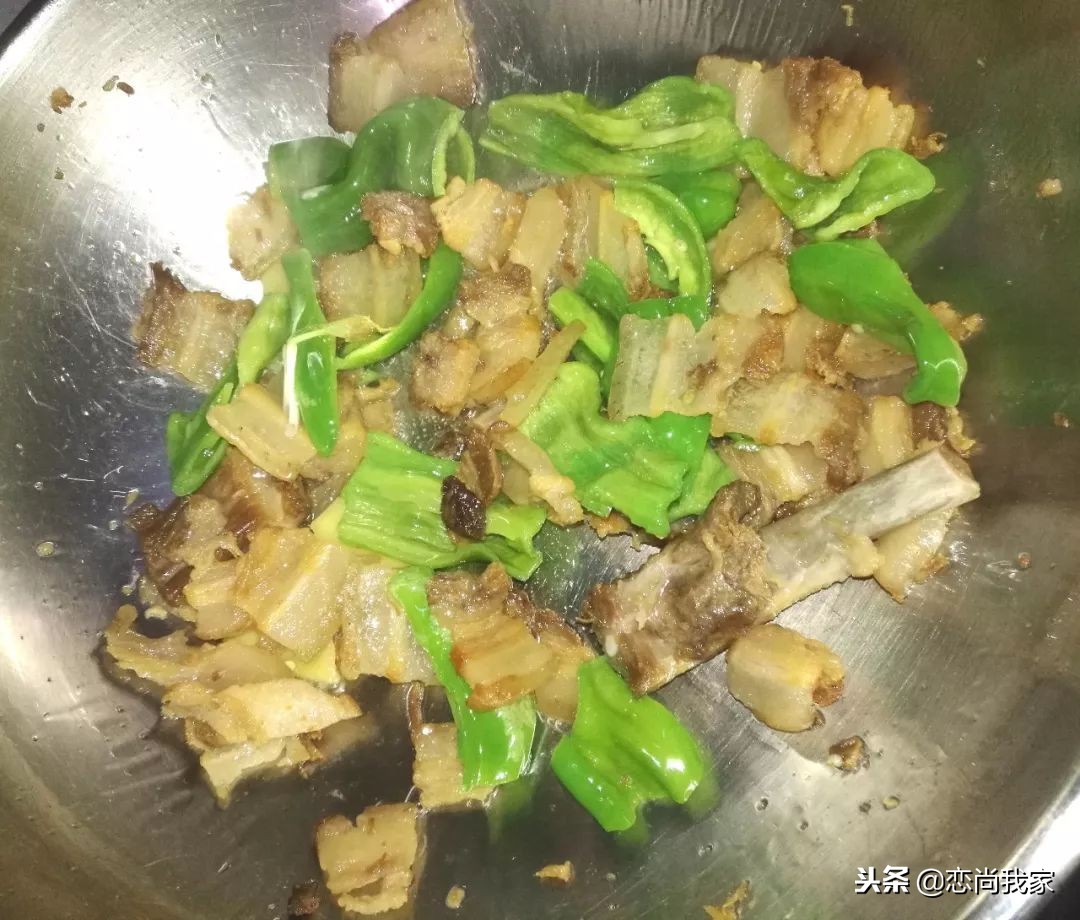 腊肉炒青椒的做法腊肉用不用煮熟,青椒和猪肉简直就是绝配