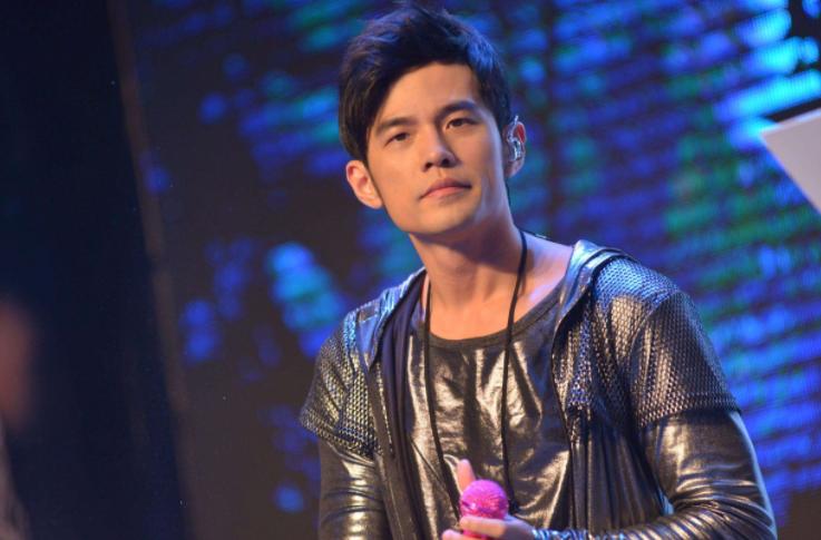 周杰伦喝奶茶前和喝奶茶后的对比,周杰伦最新喝奶茶图片