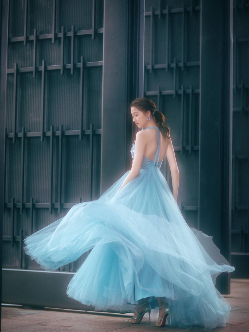 关晓彤闪光吊带裙look新鲜出炉,关晓彤黑纱裙出席活动