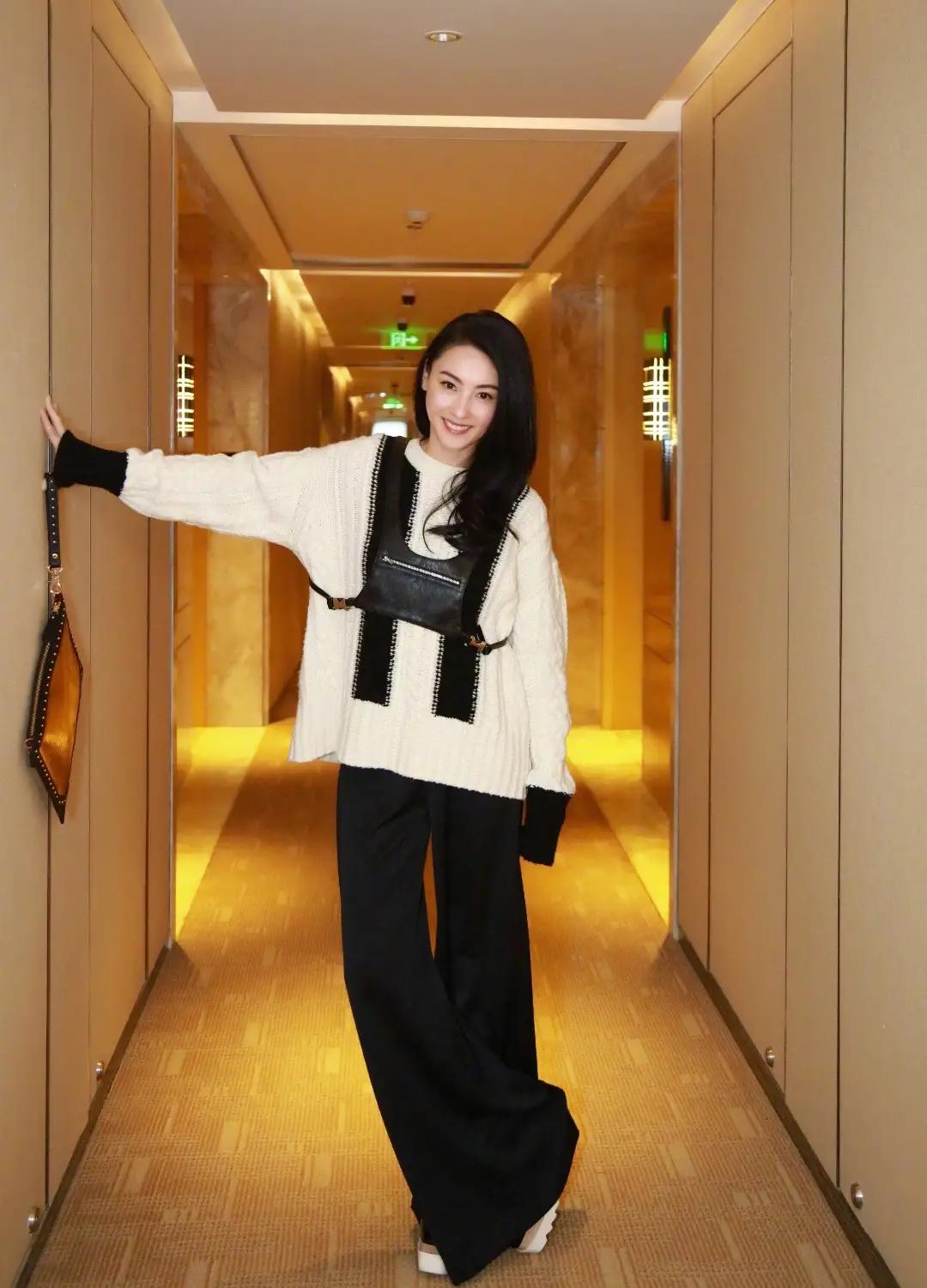 张柏芝穿皮衣怎么搭配 (张柏芝穿格子西装搭配长裙)