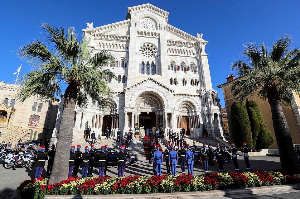 摩纳哥小王子敬礼萌翻了！5岁穿制服模仿老爸，金发碧眼摆厌世脸