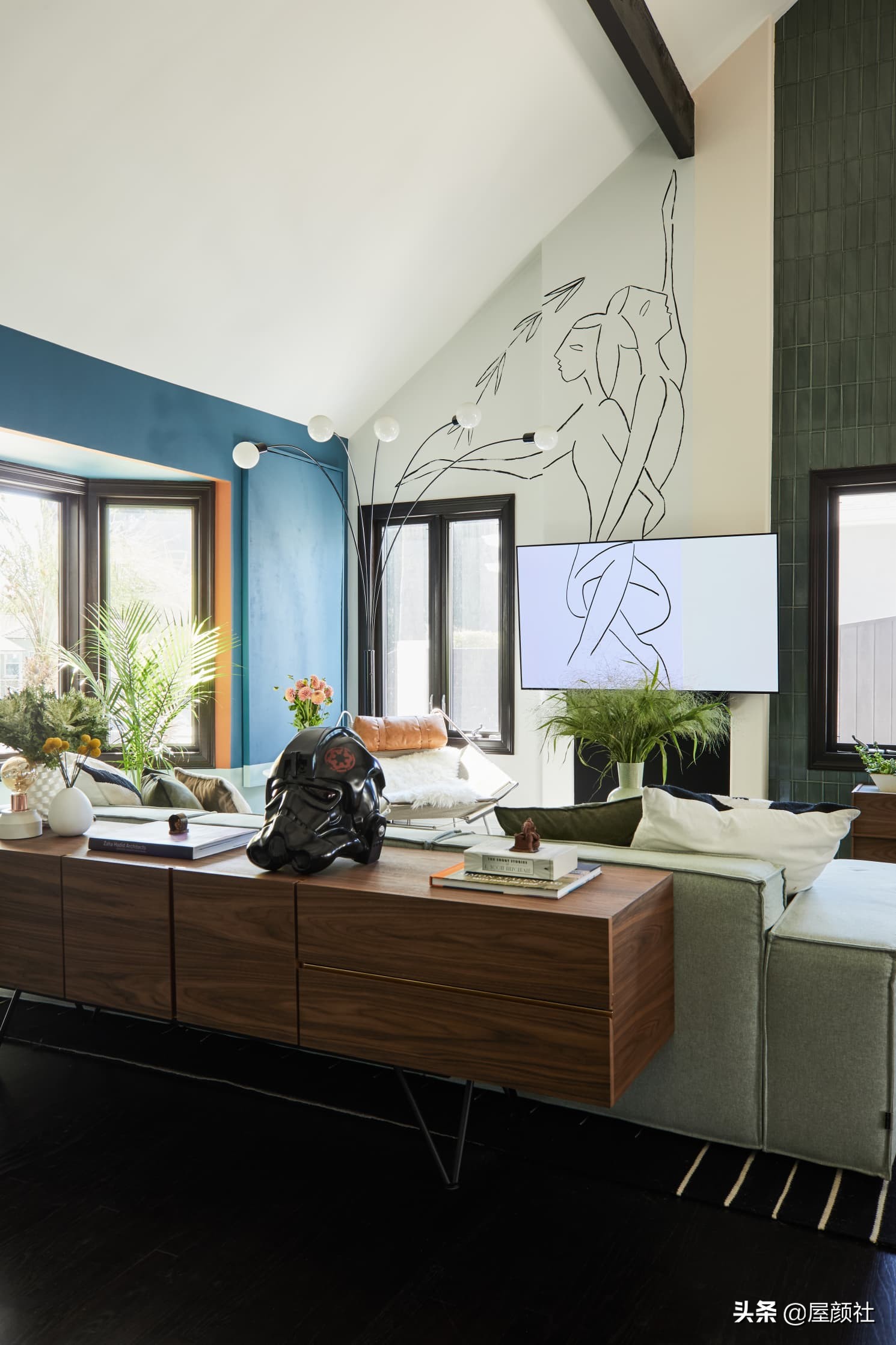 好莱坞明星詹妮娜的豪宅曝光。混搭复古,大胆涂色,居然还配秋千