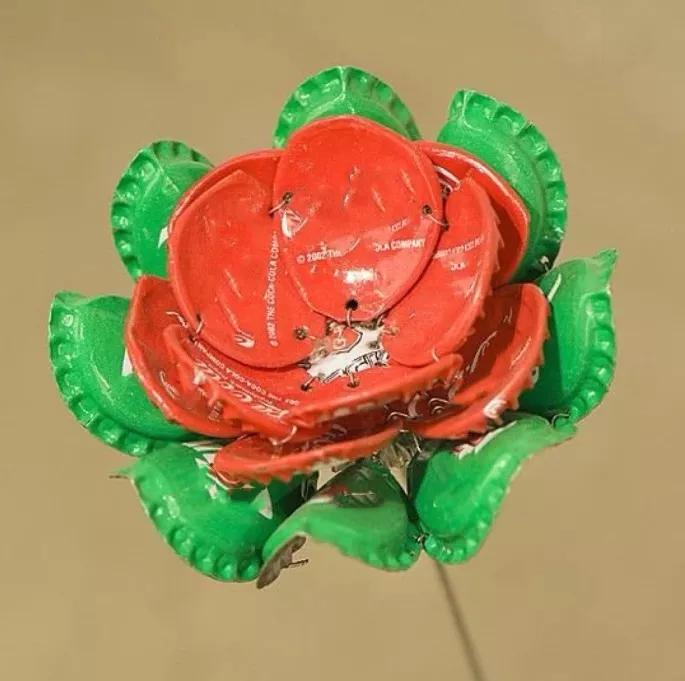 用啤酒的瓶盖怎么做成玩具,六个瓶盖可以做什么手工玩具