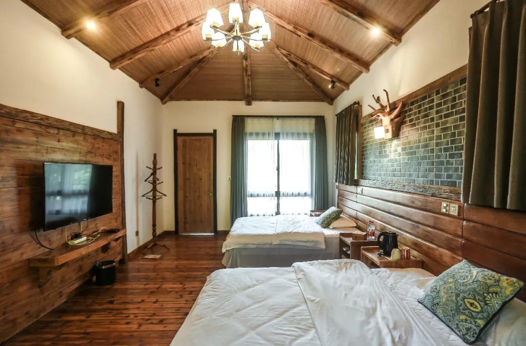 莫干山原木风绿野仙踪花园民宿,莫干山桃坡探险乐园绿野仙踪