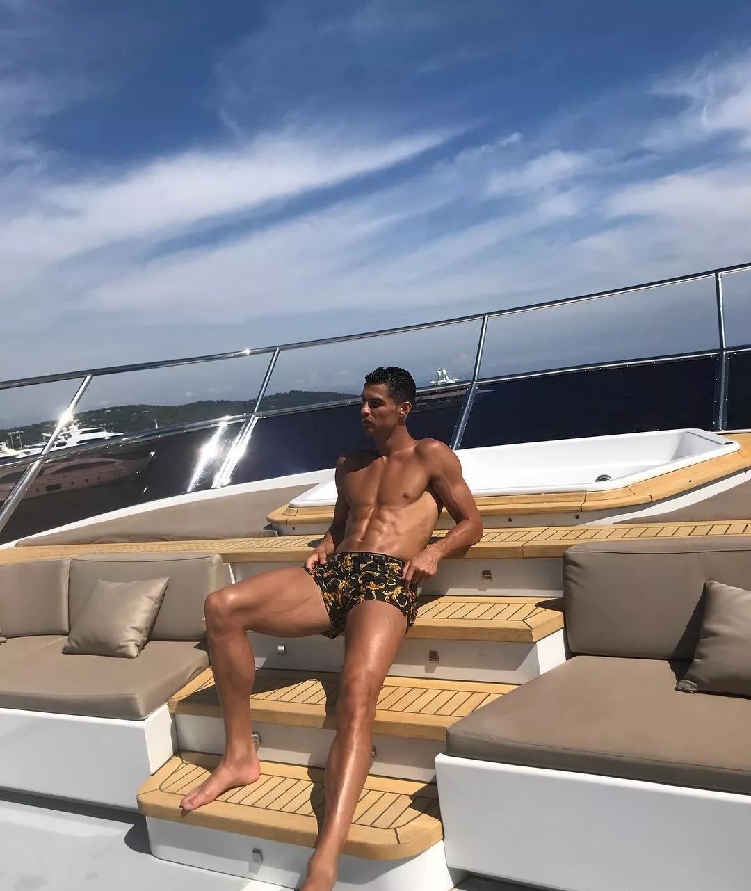 C罗的六块腹肌，乔治娜的蜜桃翘臀，这才是爱侣们该有的健康模样