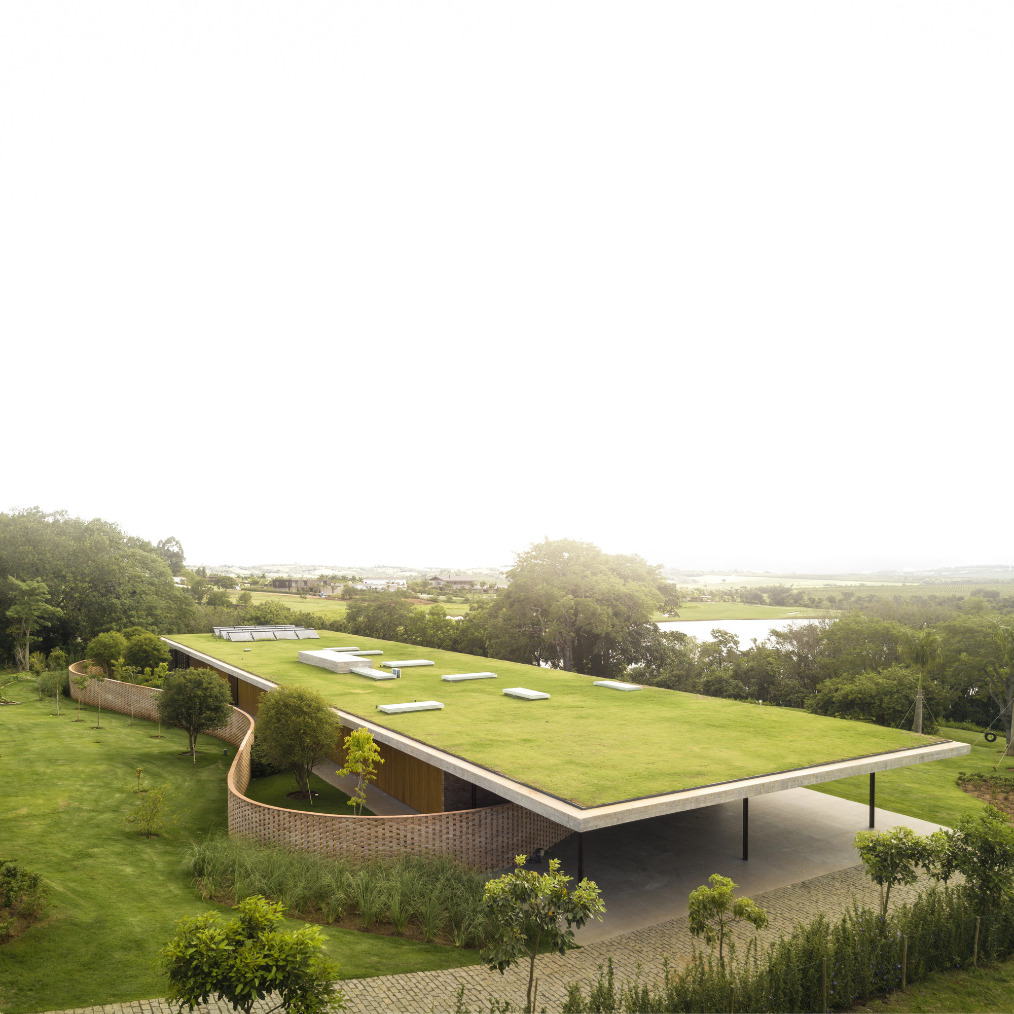 1000m²屋顶满种绿草，消隐在田园水光里的家