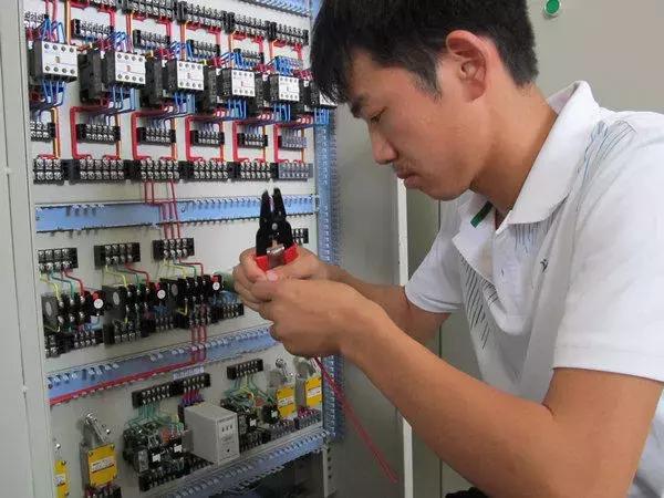 老电工最怕的两件事,电工送电的危险瞬间