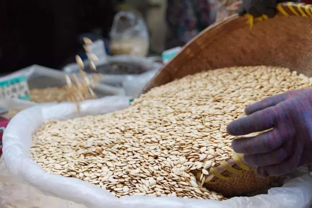 年味｜带上小拖车跟我走！这里买年货实惠好吃