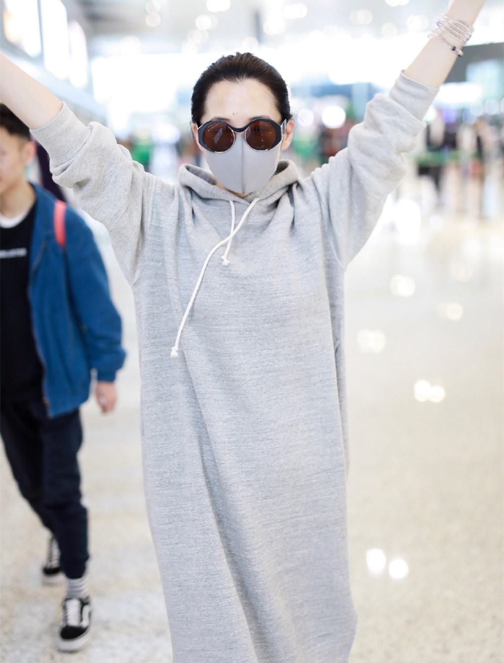 许晴减龄紧身打底裤穿搭,52岁许晴冬季穿搭高级洋气