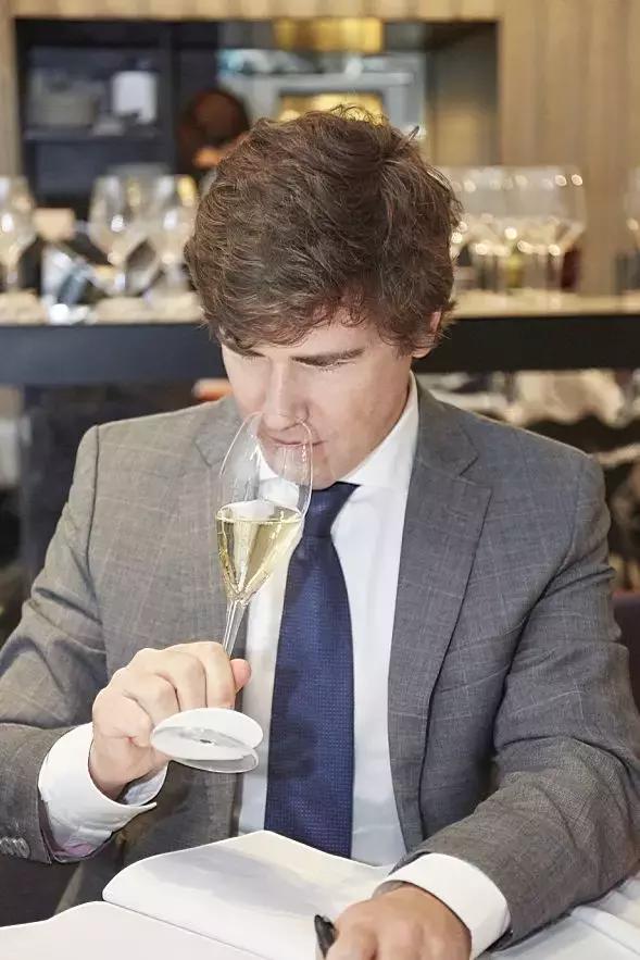 他来自700年历史的干邑家族，把古老的香槟Gosset在亚洲发扬光大