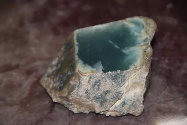 莫西沙翡翠原石三种皮壳详解,缅甸莫西沙场口离中国近吗