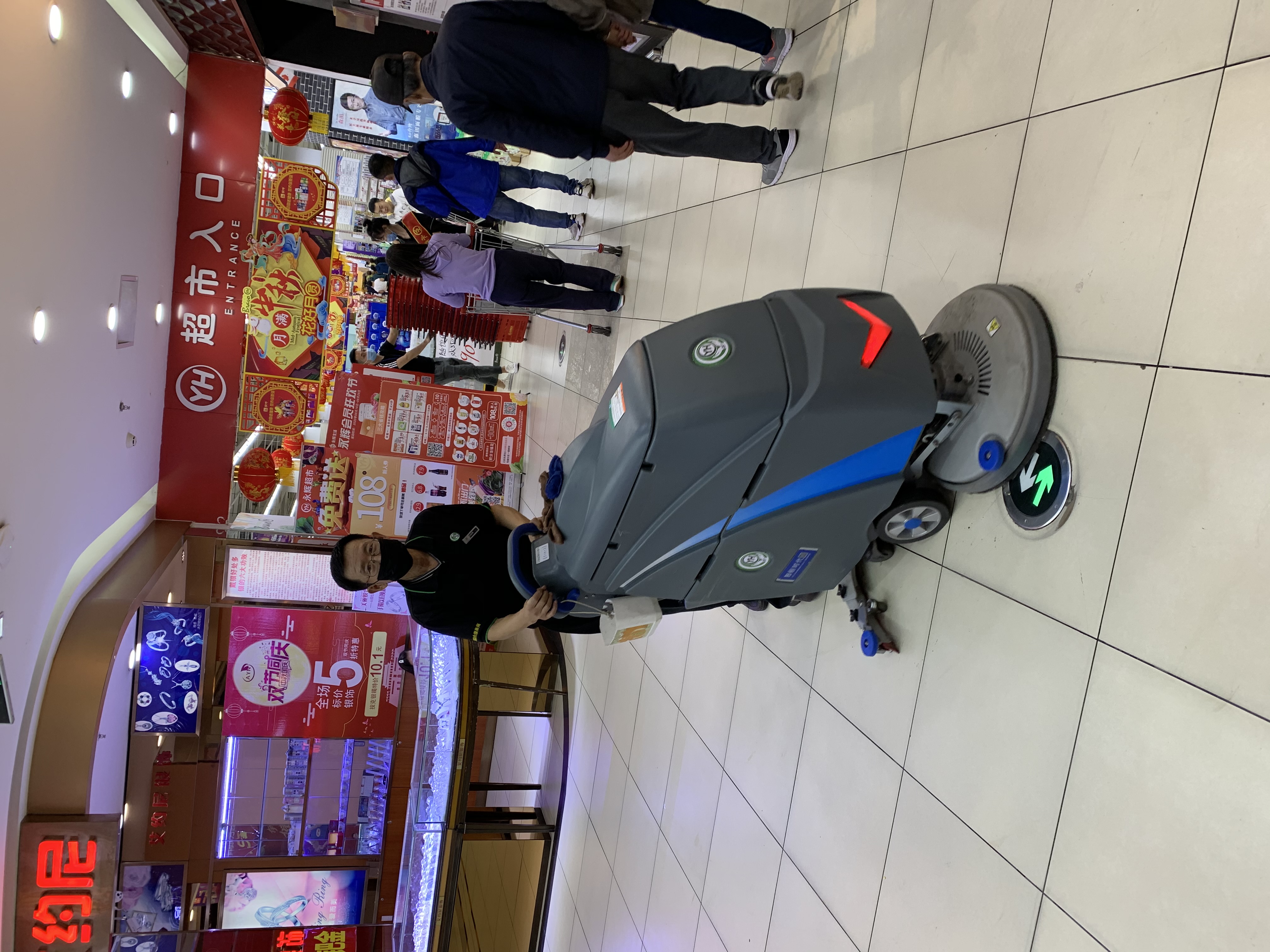 57岁保洁员大叔,58岁大叔工作