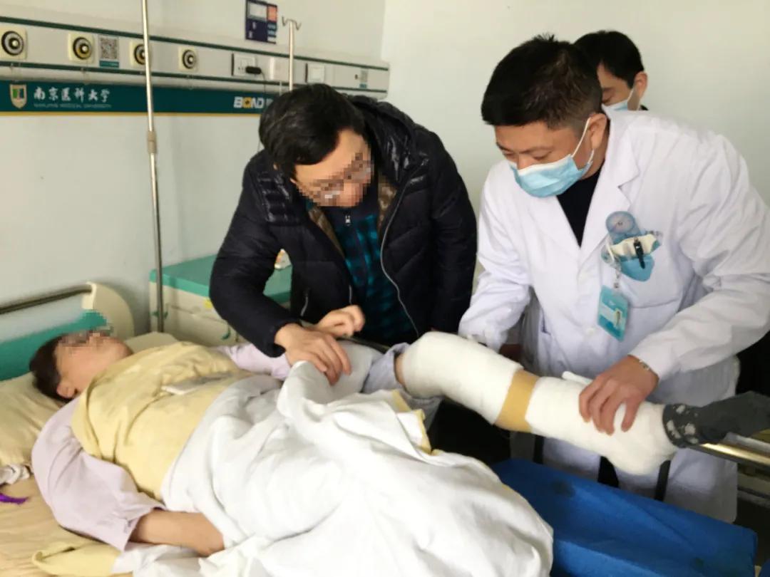 小腿挤压大量淤血能在家自愈吗,小腿碎成三截还能复原吗