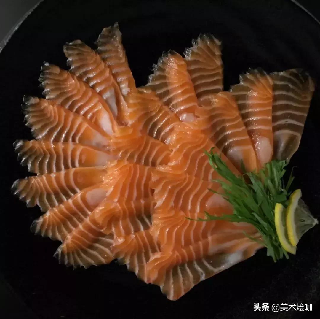 这是家里有矿吗,用三文鱼作画也能美到爆