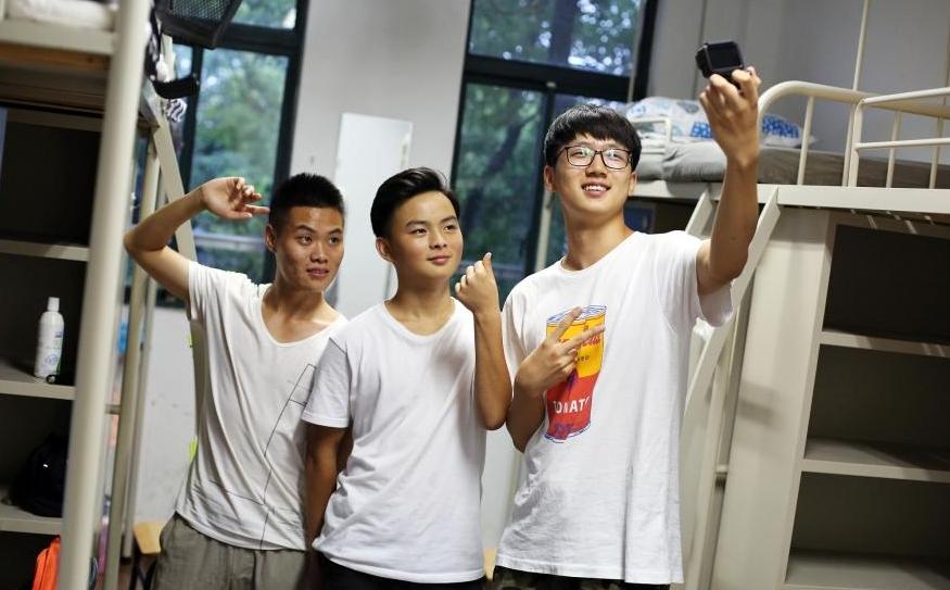 大学生“花式讨生活费”，表情包段子齐上阵，你家属于哪一种？