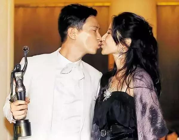 一代天后张柏芝,50岁关咏荷素颜出街竟宛如少女