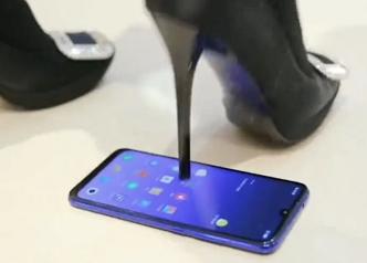 红米新机被狂虐：高跟鞋猛踩，看着都心疼