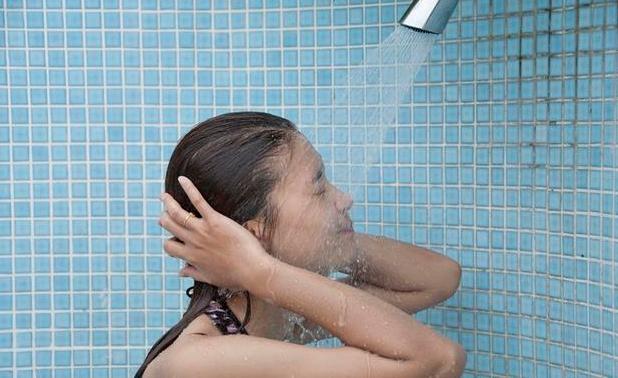 女性洗澡的时候,选择站着尿尿,尽管舒服了,但也会带来这些伤害