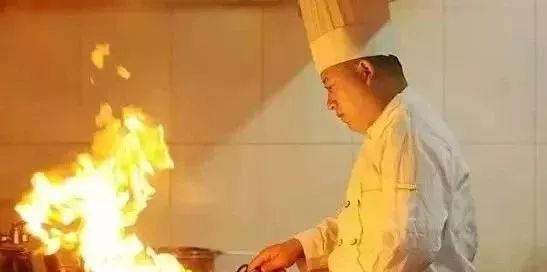 厨师平时是怎么工作的,作为一个厨师应具备什么能力