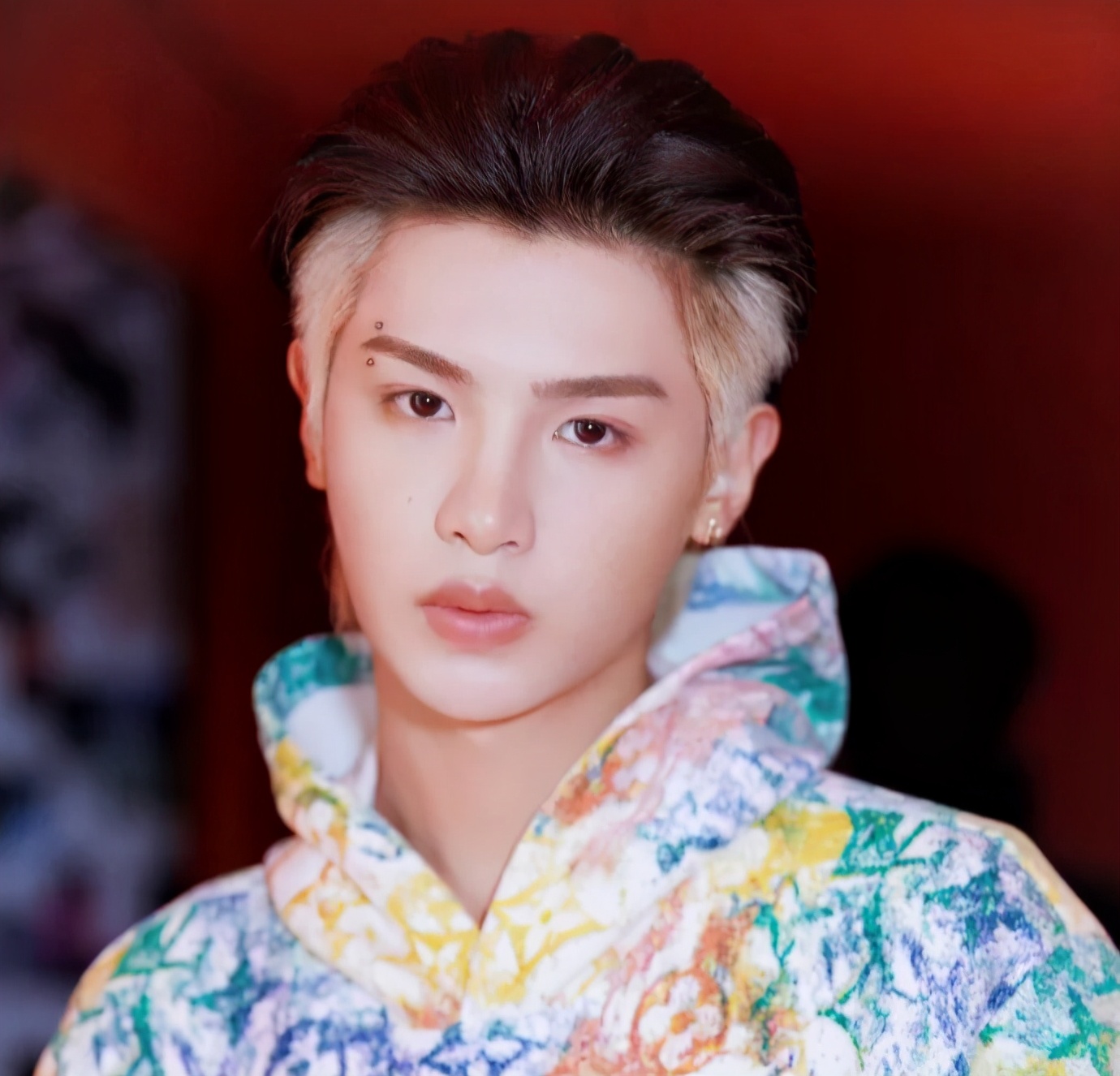 黄明昊妈妈欠债是真的吗,黄明昊妈妈欠债