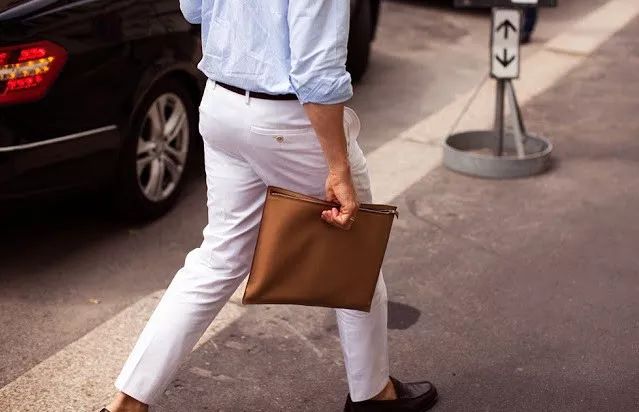 中国人为什么喜欢夹包,老外学中国人夹包