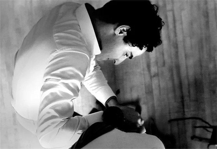 破产的辛德瑞拉ZacPosen！看来裙子再好看，人们买不起也没用