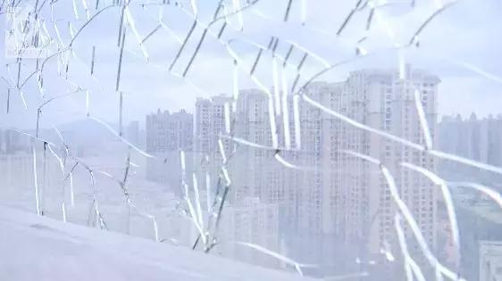 红星紫郡25层楼11家玻璃突然爆裂这次没有临时工物管甩锅给天气