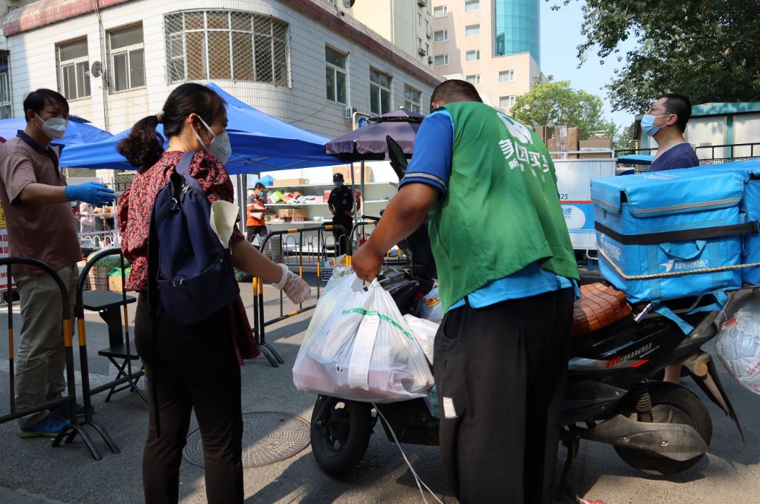 实录!小区封闭管理后,海淀这对夫妻跑来当志愿者……