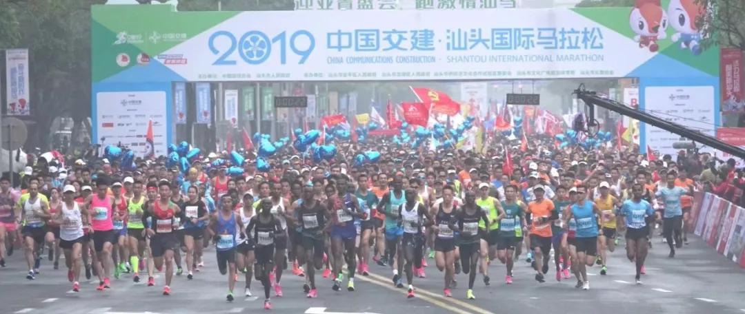 在街头当志愿者,凌晨四点出门当志愿者