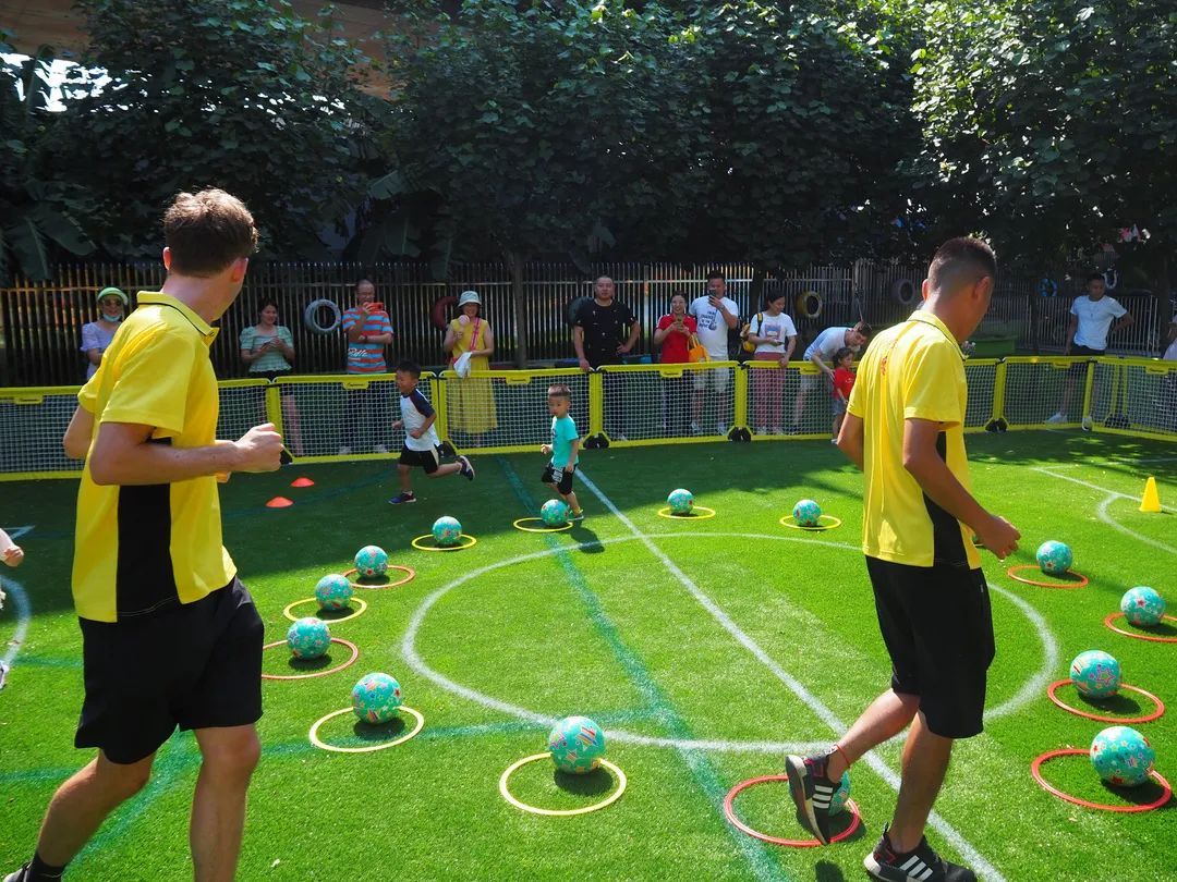 幼儿足球集中教学培训,如何在幼儿园开展幼儿足球课程