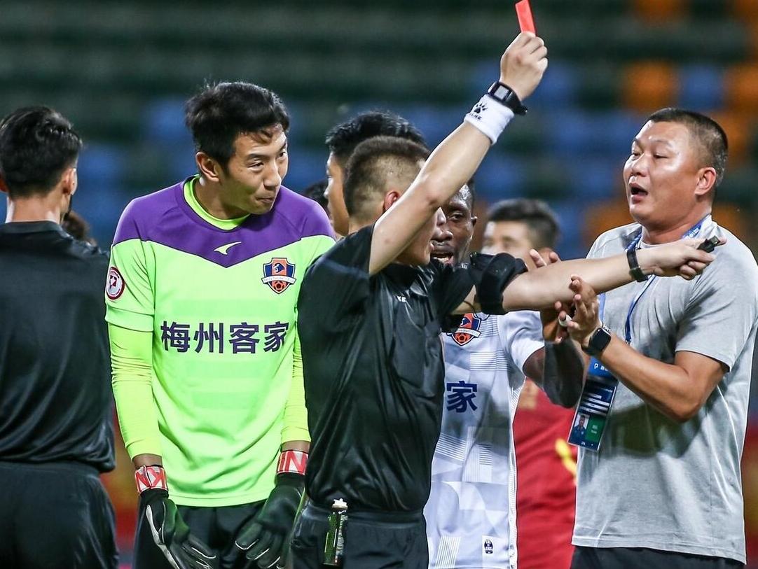 中甲赛场因争议判罚爆发冲突过程,中甲裁判判罚引冲突后续