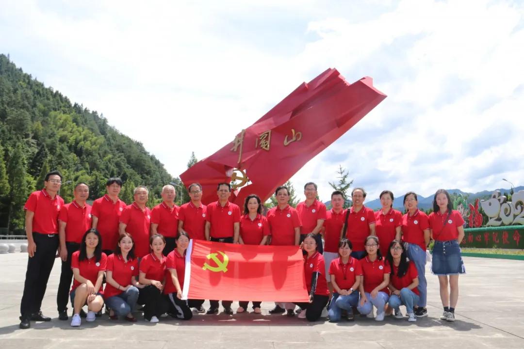 上井冈传承火种守初心，下豫章接续奋斗图新志——学校井冈山拓展培训活动纪实