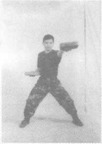 警用防暴棍和匕首警拳,警用防暴橡胶棍杀伤力