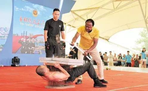 诗人或流浪者,街头艺人是一种什么生物?