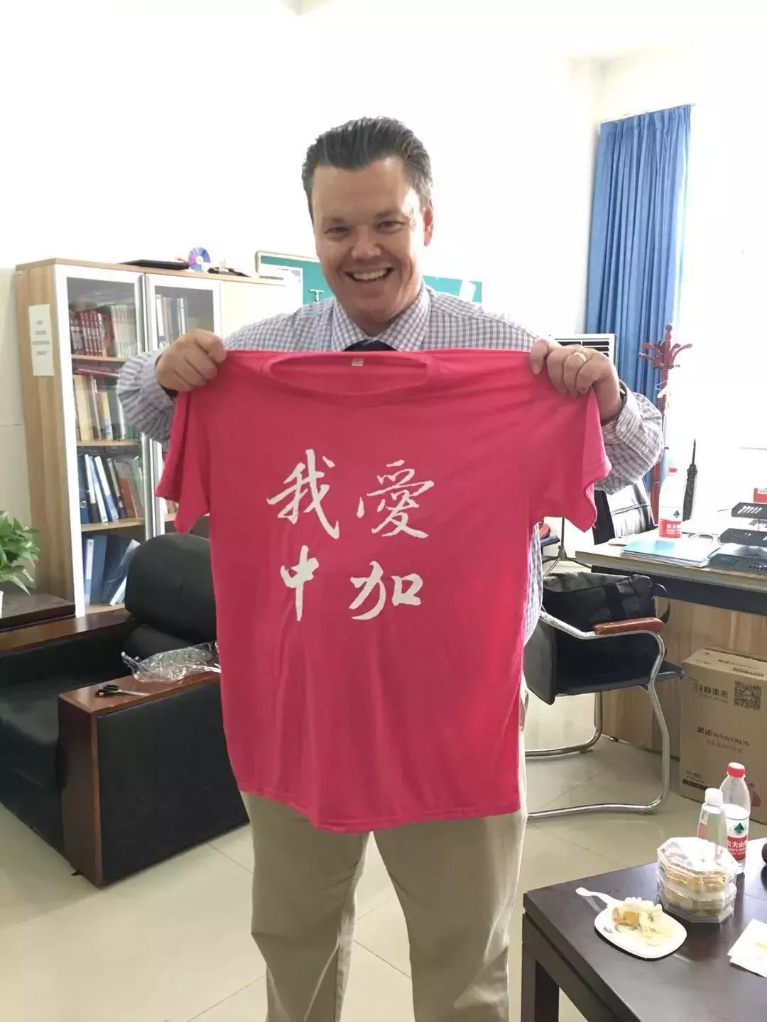 来听塔迪夫校长唱歌——“青春、奋斗、友爱”都在这首歌里了