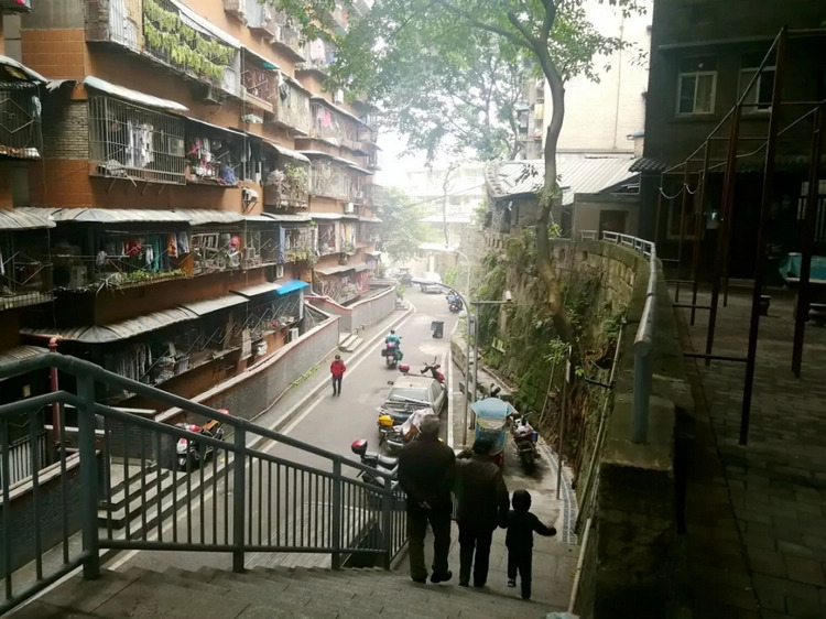 重庆的冻龄者七星岗，这里没有城市冷漠病，有趣的是过去叫七星缸