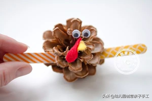 松果手工火鸡教程,感恩节小火鸡手工
