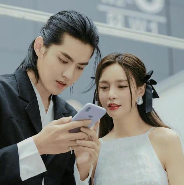 妈妈报警、六六道歉、资本弃子，到底谁令吴亦凡一步步跌落神坛？