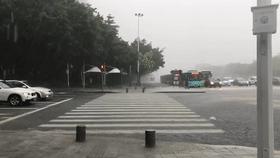 台风暴雨上下班注意安全,台风暴雨来袭出门在外注意安全
