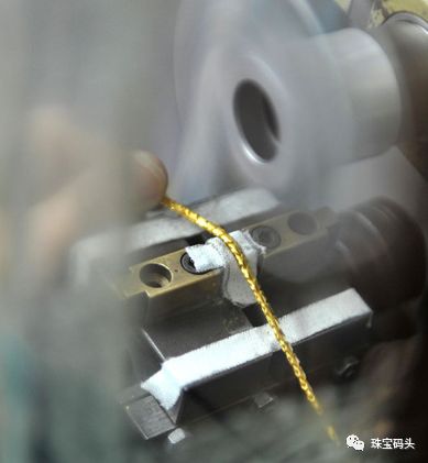 嘿，没见过黄金工厂吧，今天带你看透黄金首饰如何加工制作