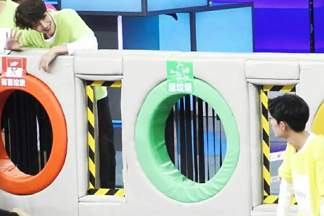 肖战2018年快本舞台,肖战快本后台采访