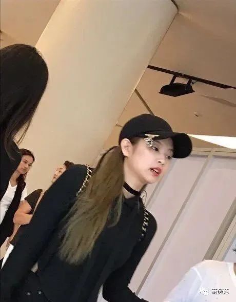 权志龙和jennie约会穿什么鞋,权志龙与jennie的穿搭