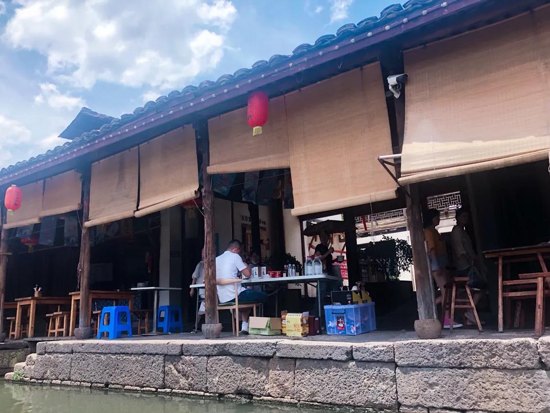 听戏享受这悠闲时光,听戏喝酒自在逍遥